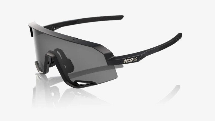 Lunettes de vélo 100% Slendale - Matte Black - Smoke Lens chez ROVR Bikes Dendermonde