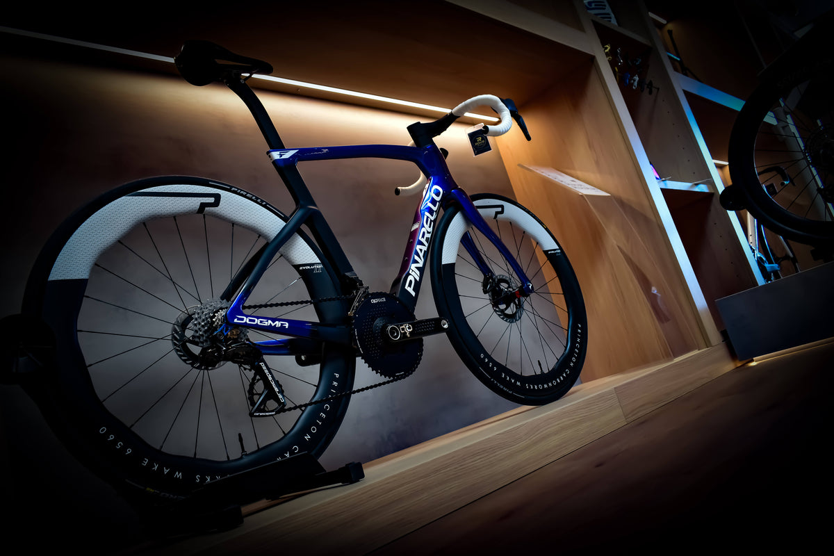 Pinarello Dogma avec roues Princeton dans le showroom