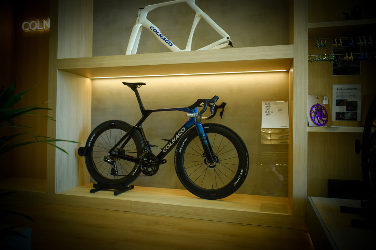 Vélo de route Colnago dans le showroom de ROVR Bikes