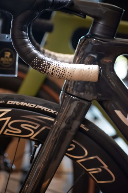 Détail custom build : cintre avec ruban de cintre