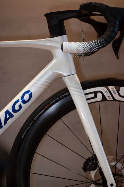 Détail custom build : cintre avec ruban de cintre