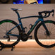 Vélo de route Pinarello Dogma F Obsidian Emerald chez ROVR Bikes Dendermonde