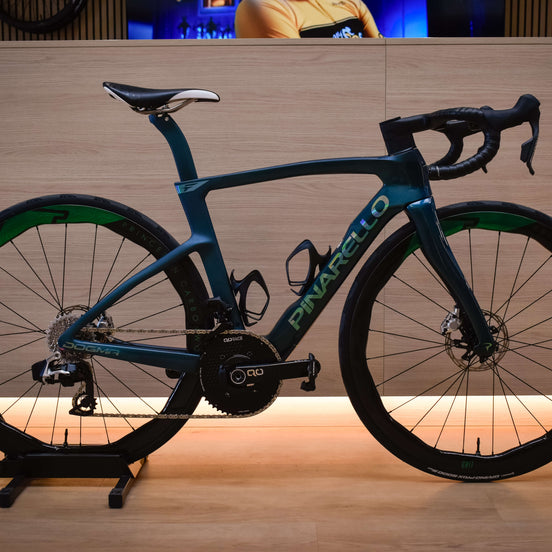 Pinarello Dogma F Obsidian Emerald racefiets bij ROVR Bikes Dendermonde