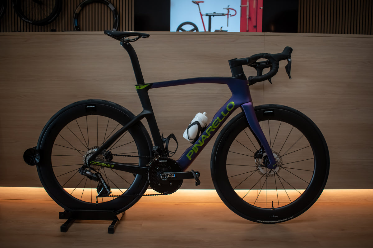 Pinarello Dogma F Cobalt Phantom racefiets bij ROVR Bikes Dendermonde
