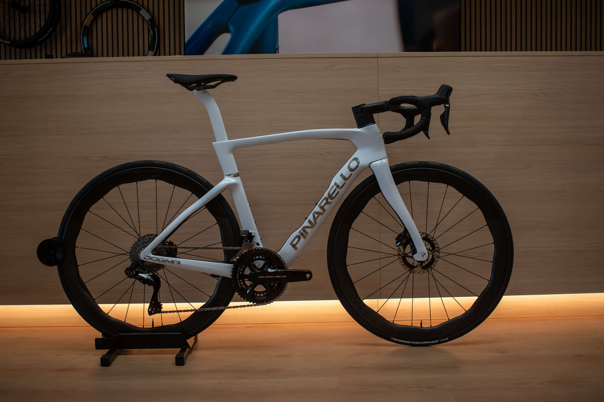 Pinarello Dogma F Edge Crystal White racefiets bij ROVR Bikes Dendermonde