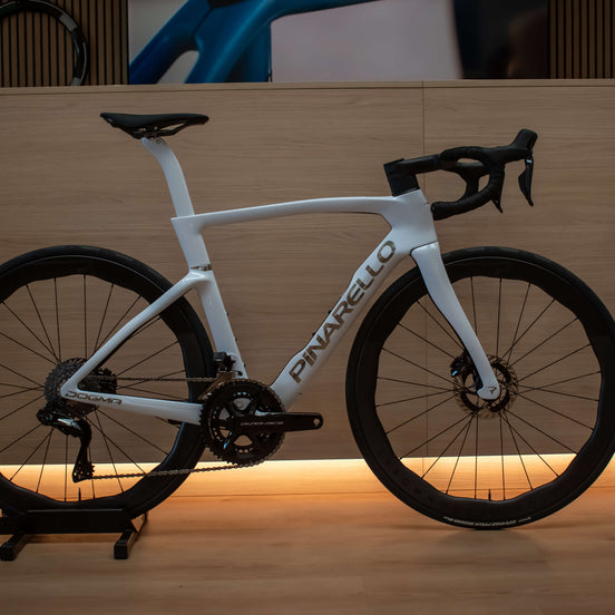 Pinarello Dogma F Edge Crystal White racefiets bij ROVR Bikes Dendermonde