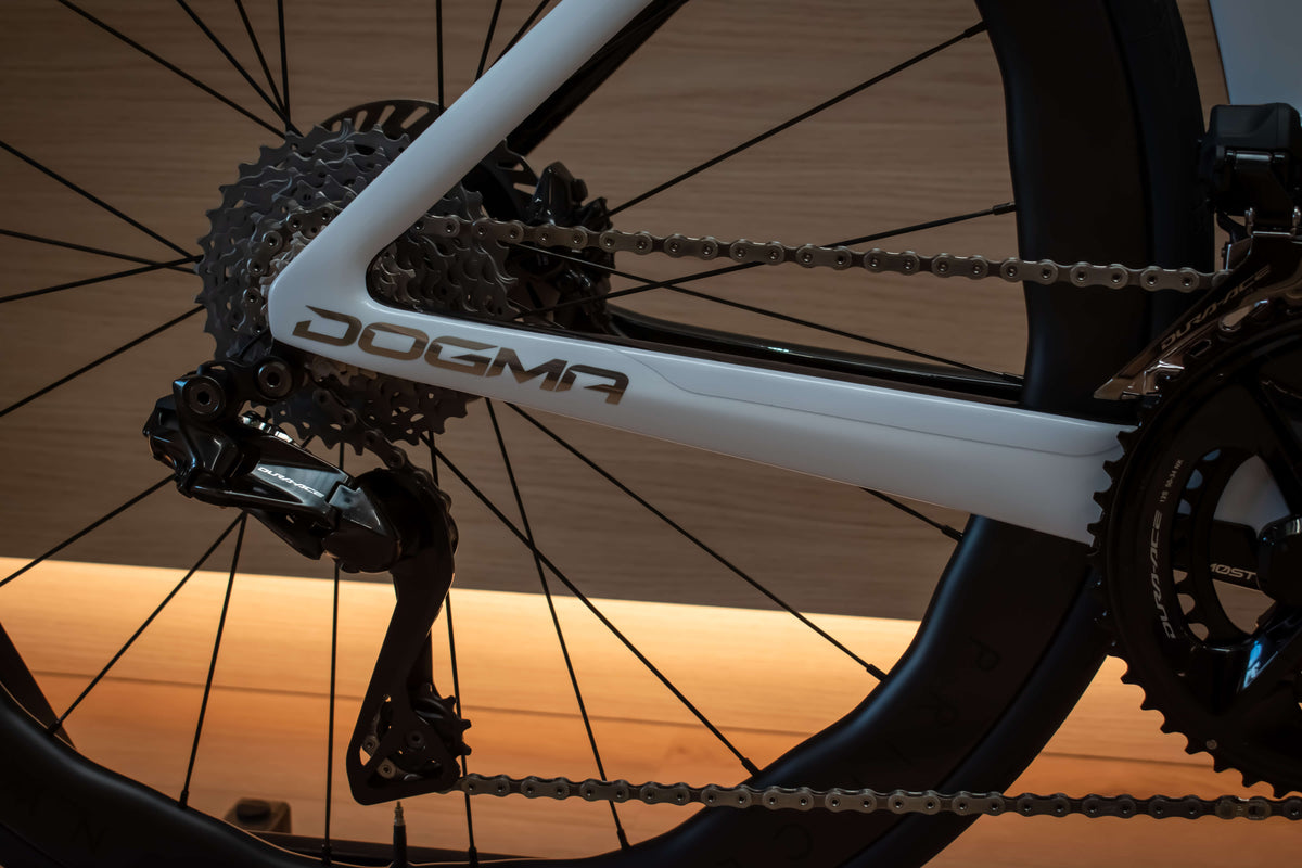 Pinarello Dogma F Edge Crystal White racefiets bij ROVR Bikes Dendermonde1
