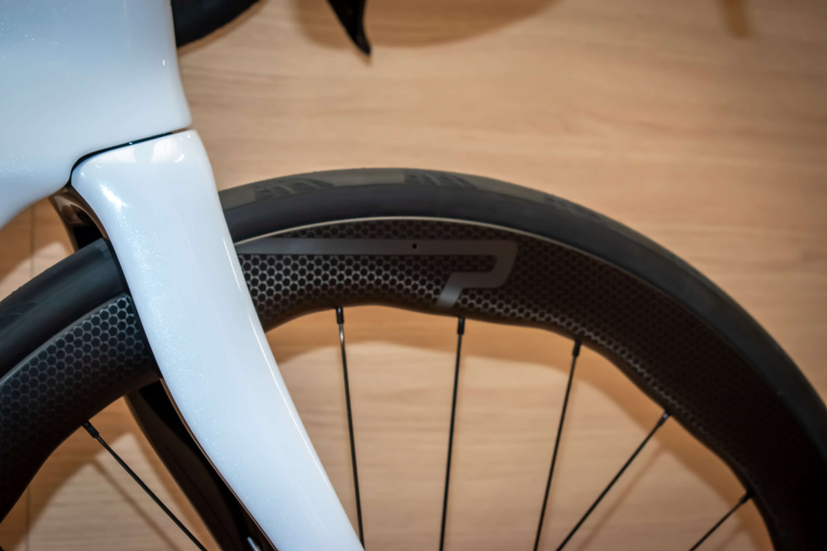 Pinarello Dogma F Edge Crystal White racefiets bij ROVR Bikes Dendermonde2