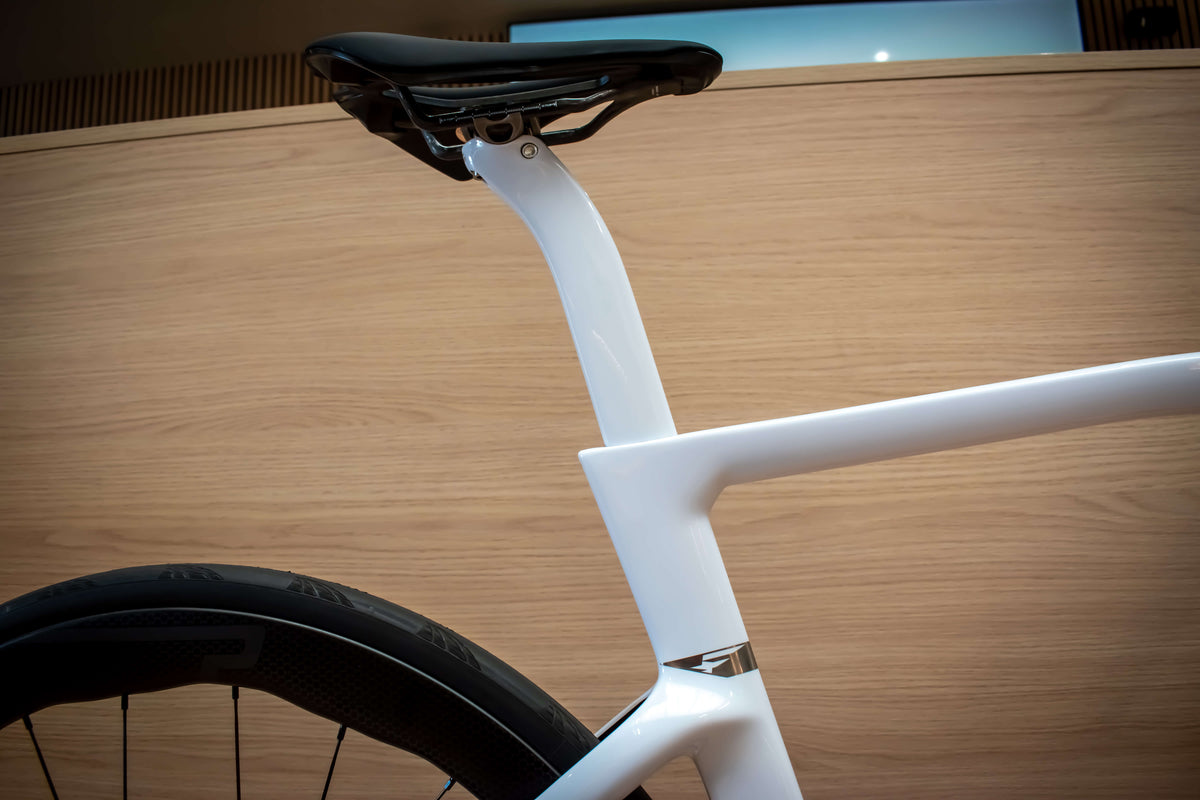 Pinarello Dogma F Edge Crystal White racefiets bij ROVR Bikes Dendermonde3