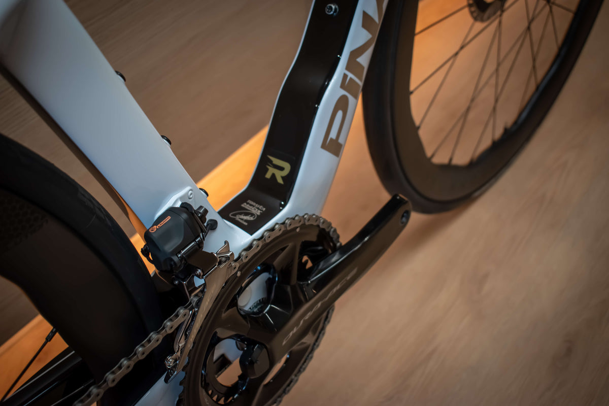 Pinarello Dogma F Edge Crystal White racefiets bij ROVR Bikes Dendermonde4