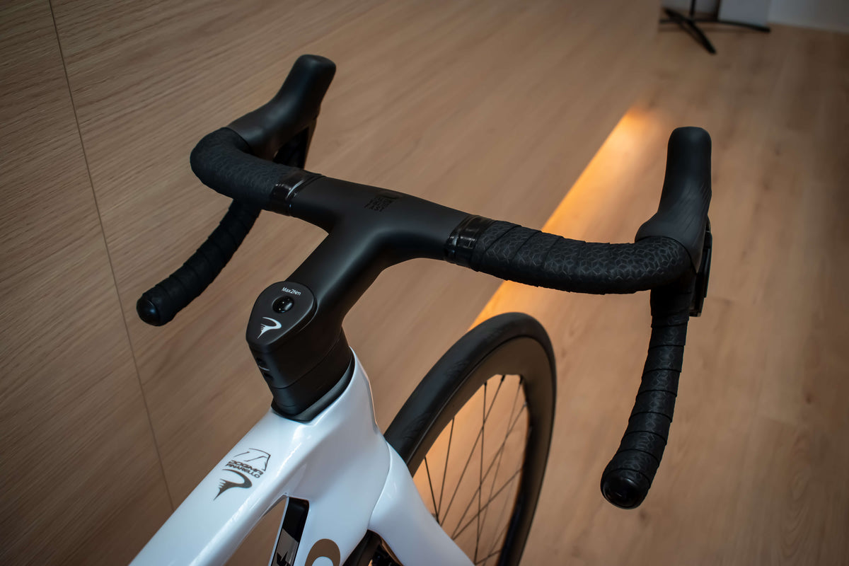 Pinarello Dogma F Edge Crystal White racefiets bij ROVR Bikes Dendermonde5