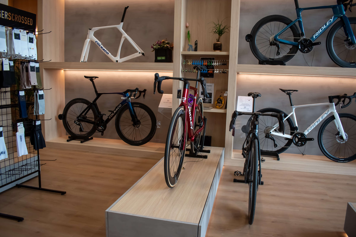 Vélos de route haut de gamme dans le showroom de ROVR Bikes