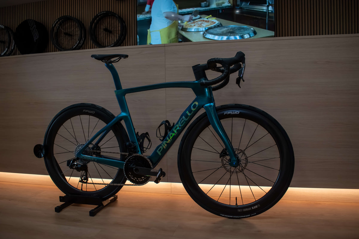 Pinarello Dogma F Obsidian Emerald racefiets bij ROVR Bikes Dendermonde