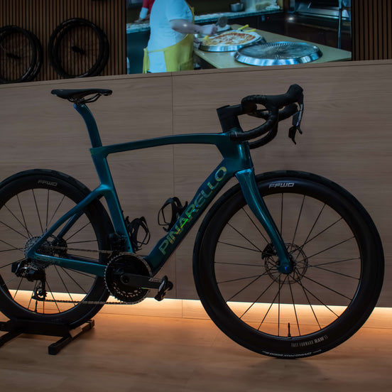 Pinarello Dogma F Obsidian Emerald racefiets bij ROVR Bikes Dendermonde