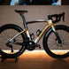 Vélo de route Pinarello Dogma F Molten Sand chez ROVR Bikes Dendermonde