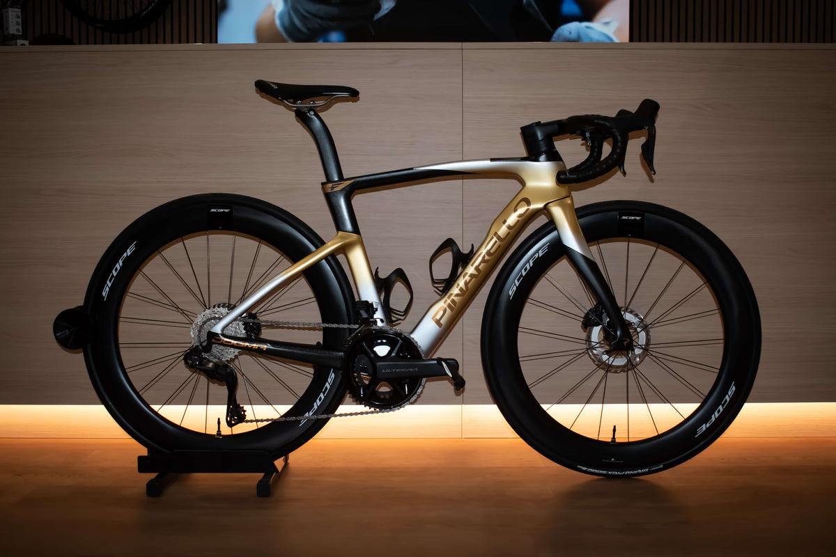 Pinarello Dogma F Molten Sand racefiets bij ROVR Bikes Dendermonde