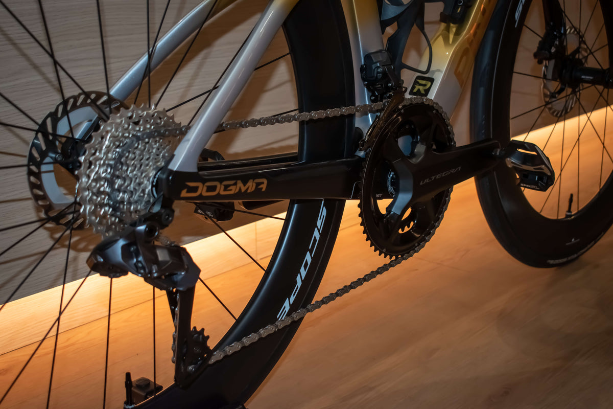 Pinarello Dogma F Molten Sand 2 racefiets bij ROVR Bikes Dendermonde