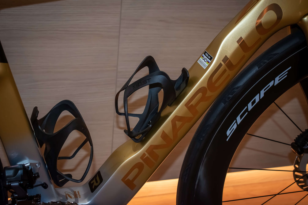 Vélo de route Pinarello Dogma F Molten Sand 3 chez ROVR Bikes Dendermonde