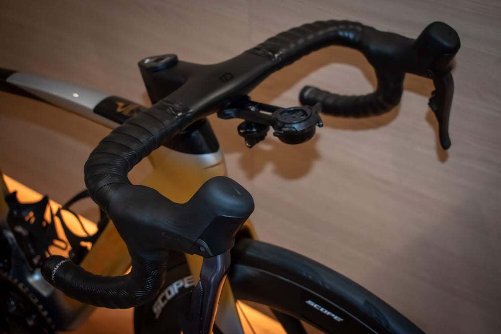 Vélo de route Pinarello Dogma F Molten Sand 4 chez ROVR Bikes Dendermonde