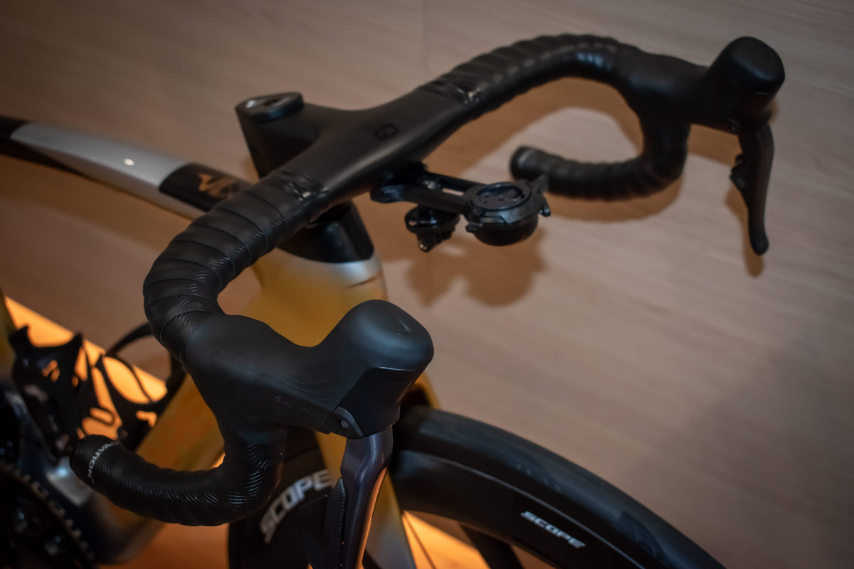 Pinarello Dogma F Molten Sand 4 racefiets bij ROVR Bikes Dendermonde