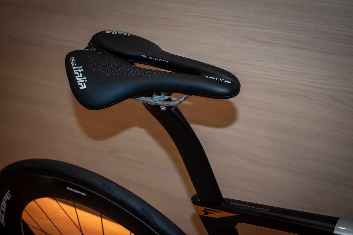Pinarello Dogma F Molten Sand 5 racefiets bij ROVR Bikes Dendermonde