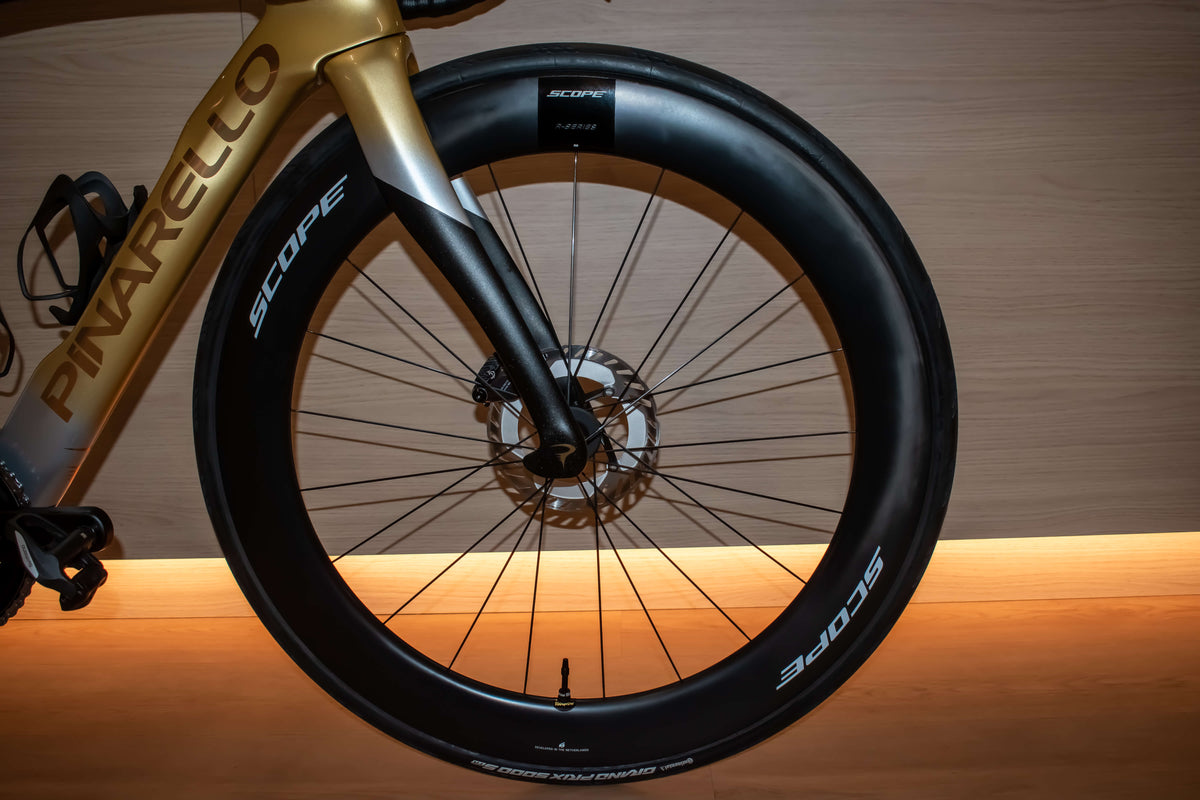 Pinarello Dogma F Molten Sand 6 racefiets bij ROVR Bikes Dendermonde