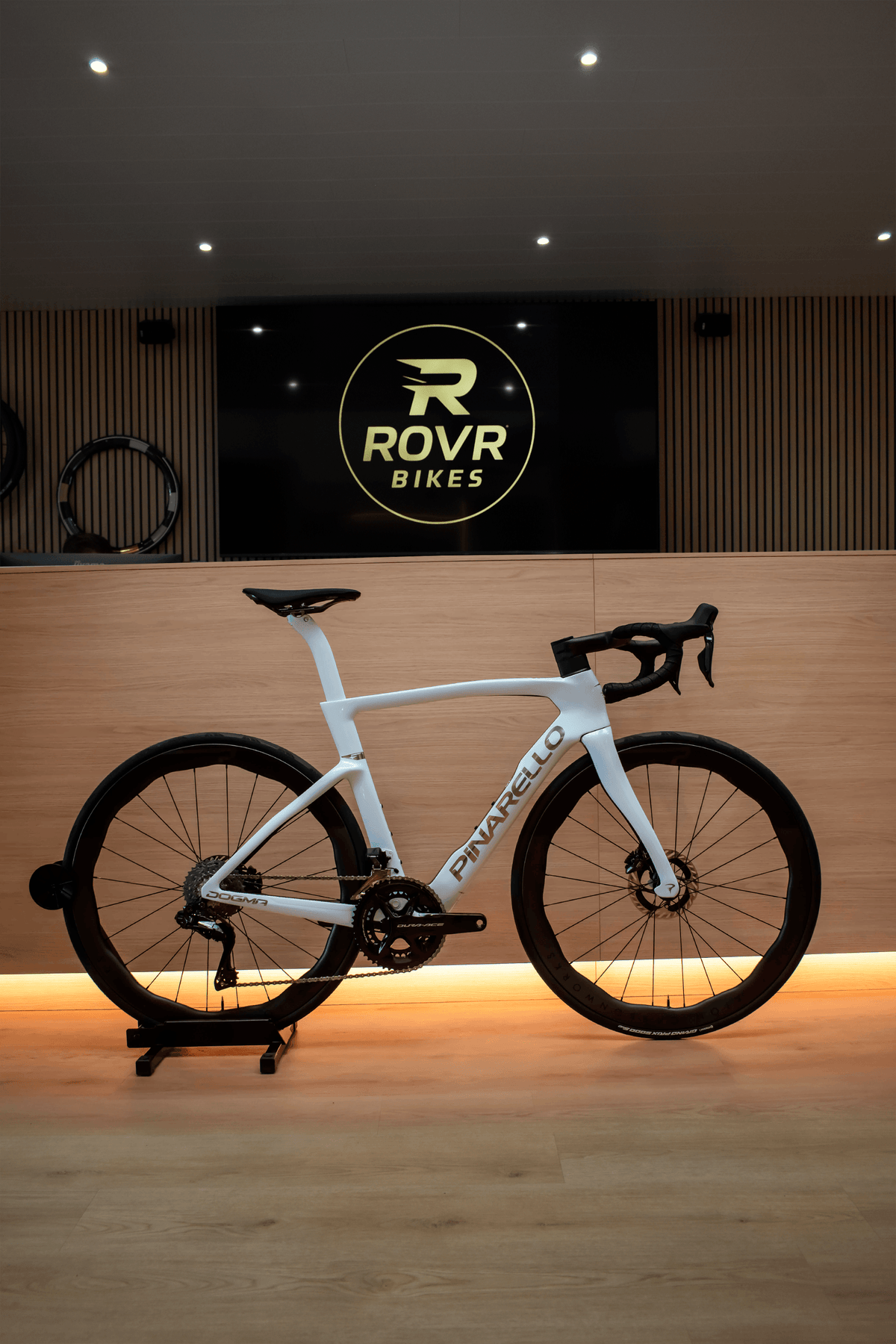 Pinarello Dogma F Edge Crystal White racefiets bij ROVR Bikes Dendermonde