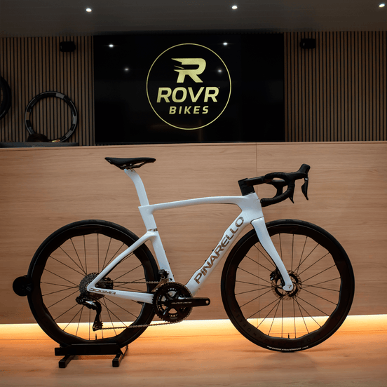 Pinarello Dogma F Edge Crystal White racefiets bij ROVR Bikes Dendermonde