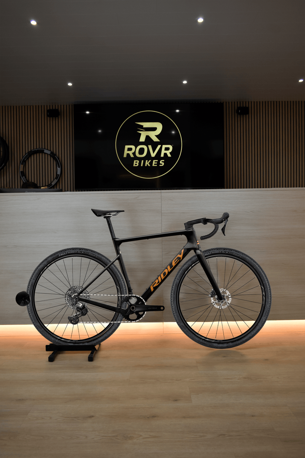 Ridley Astr Black Metallic/Bronze Gold chez ROVR Bikes Dendermonde