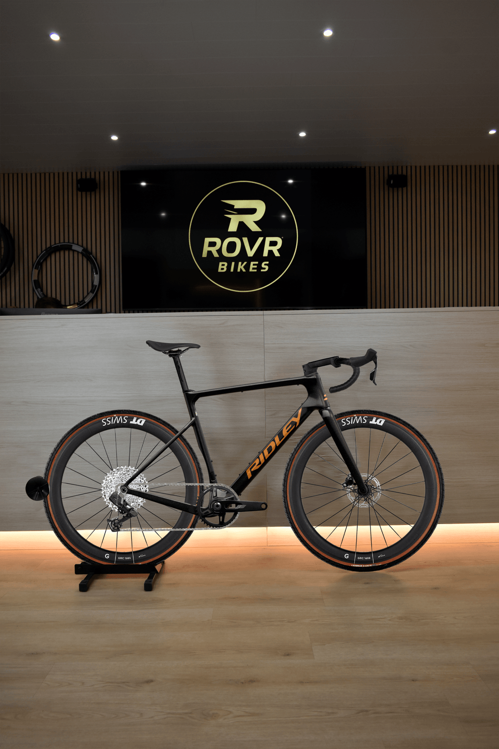 Ridley Astr Black Metallic/Bronze Gold 3 chez ROVR Bikes Dendermonde