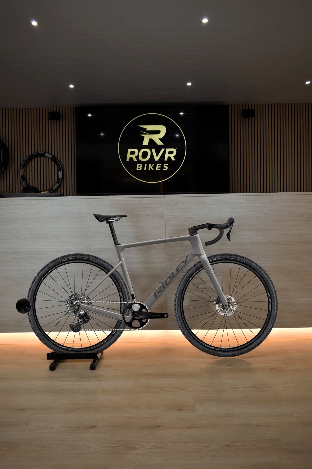 Ridley Astr Empress Grey/Anthracite Metallic chez ROVR Bikes Dendermonde