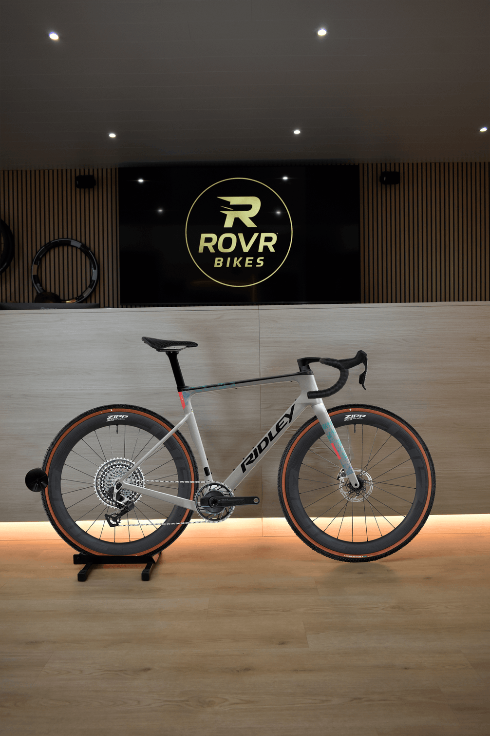 Ridley Astr RS Silver/Black/Neon Blue-Green at ROVR Bikes Dendermonde