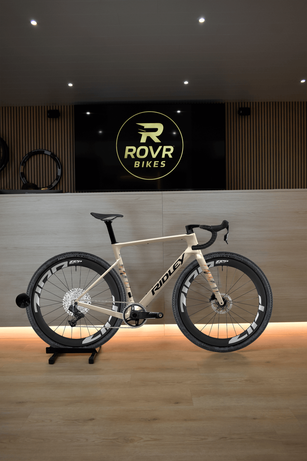 Ridley Astr RS Raw Sugar/Black 2 at ROVR Bikes Dendermonde