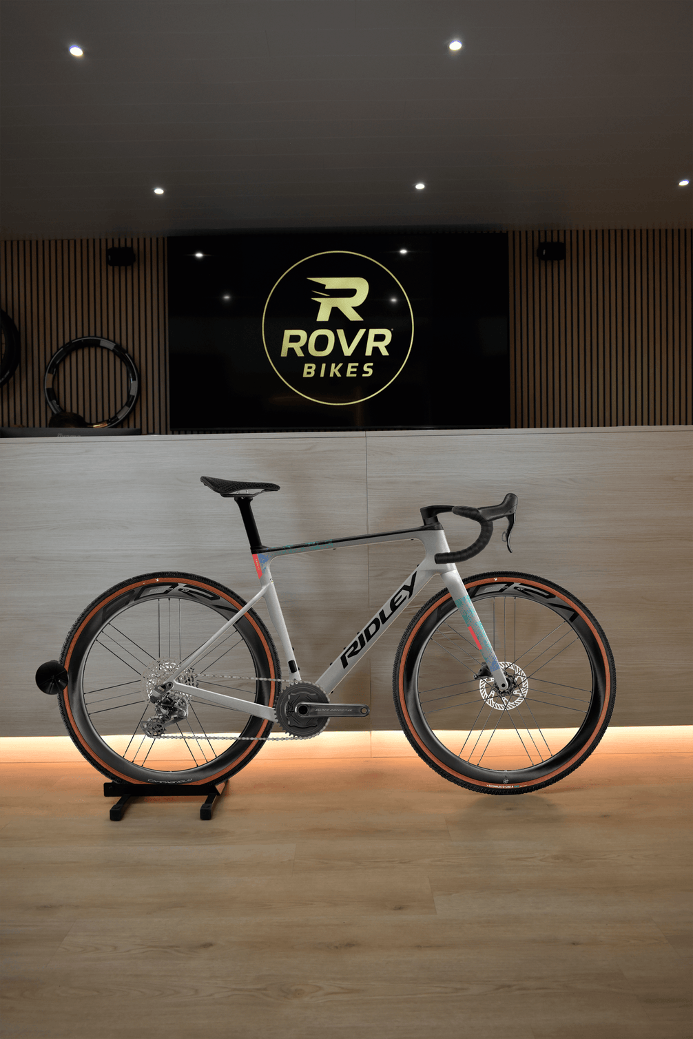 Ridley Astr RS Silver/Black/Neon Blue-Green 2 at ROVR Bikes Dendermonde