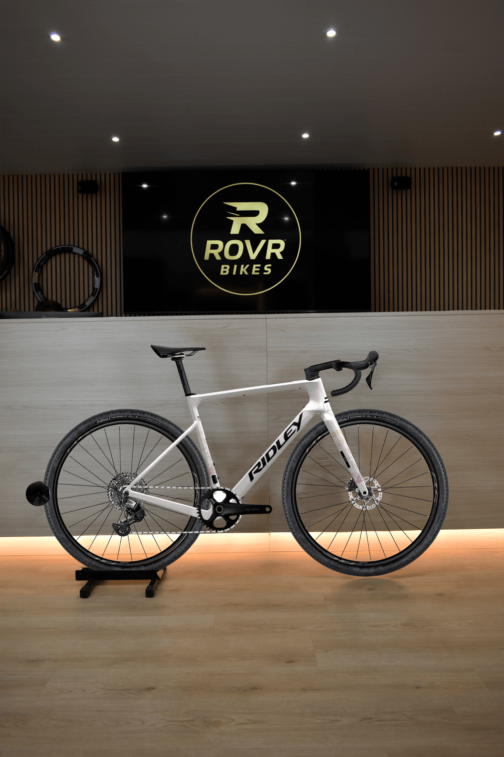 Ridley Astr Pearl White/Black/Peach chez ROVR Bikes Dendermonde