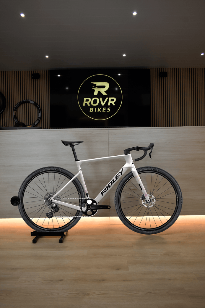 Ridley Astr Pearl White/Black/Peach chez ROVR Bikes Dendermonde
