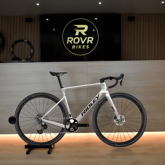 Ridley Astr Pearl White/Black/Peach bij ROVR Bikes Dendermonde