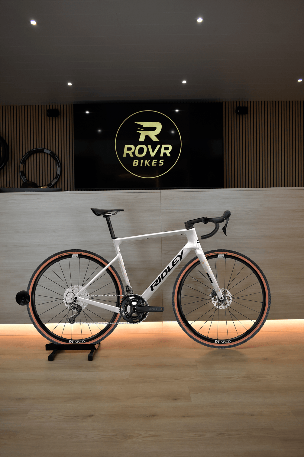 Ridley Astr Pearl White/Black/Peach 2 chez ROVR Bikes Dendermonde