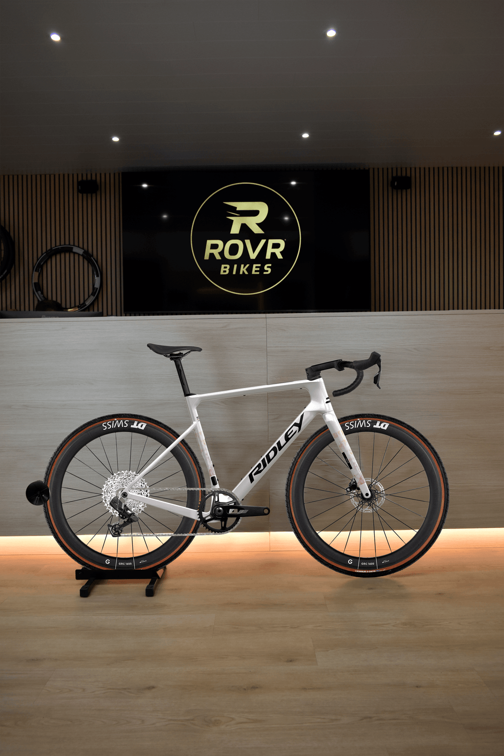Ridley Astr Pearl White/Black/Peach 3 chez ROVR Bikes Dendermonde