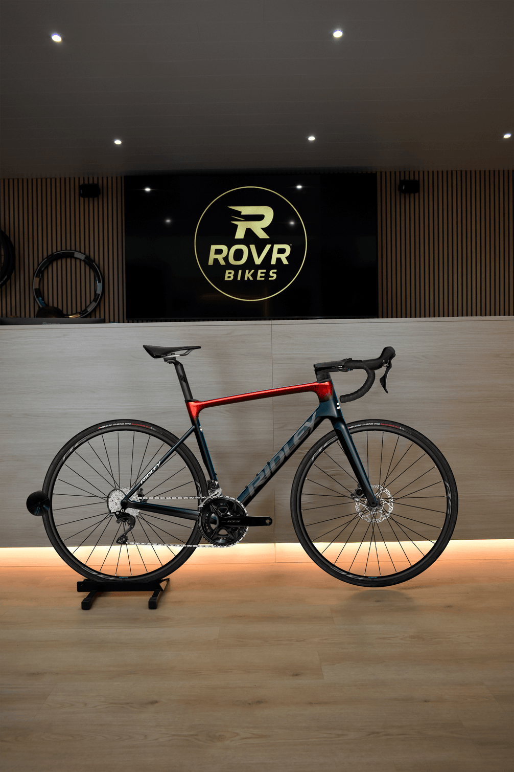 Ridley Falcn Black/White/Candy Red 3 at ROVR Bikes Dendermonde