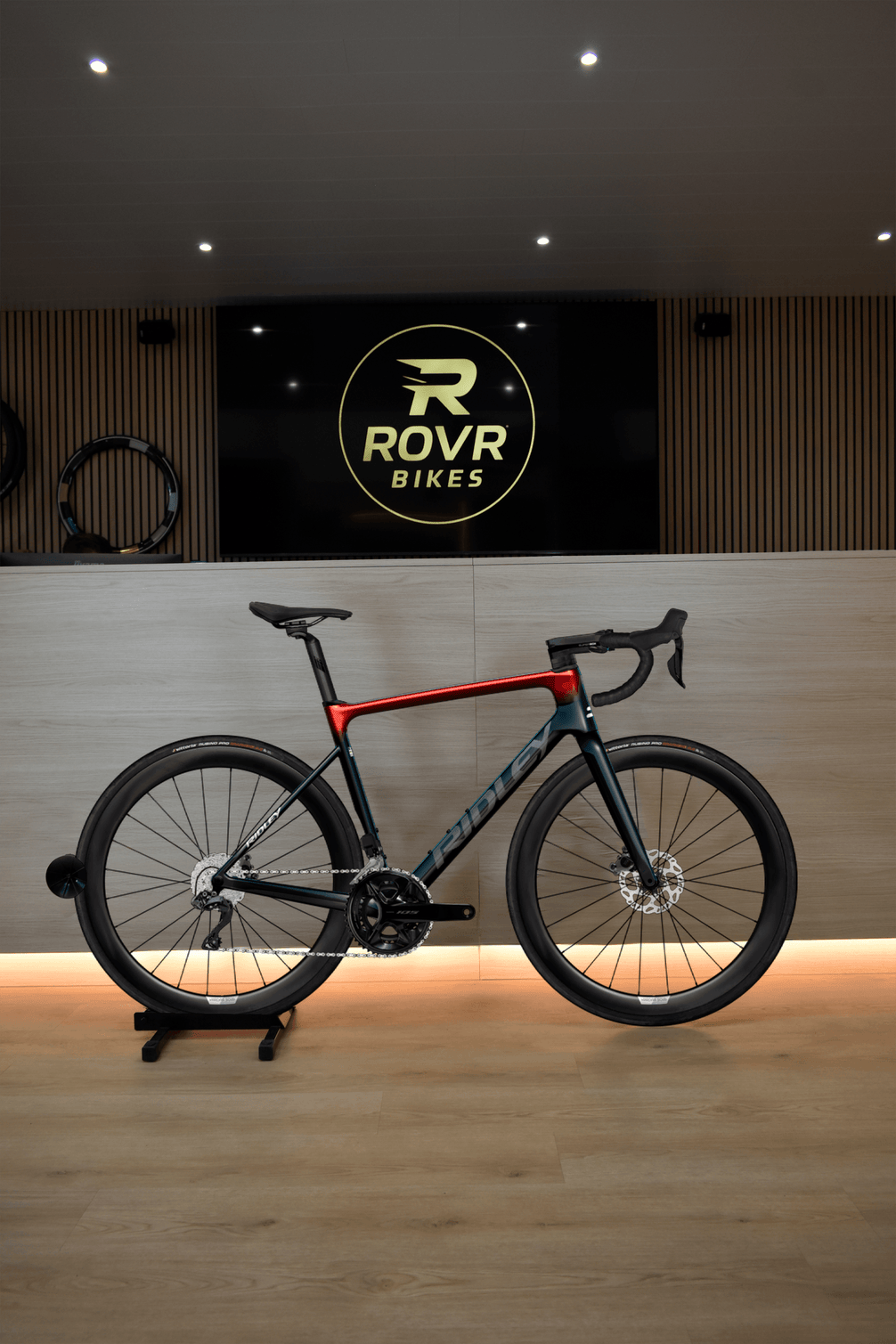 Ridley Falcn Black/White/Candy Red at ROVR Bikes Dendermonde