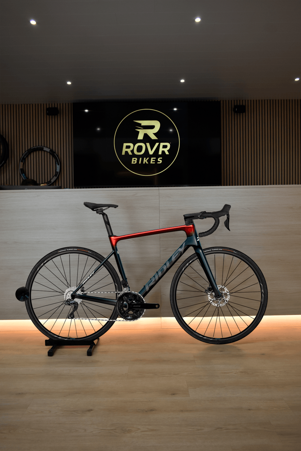 Ridley Falcn Black/White/Candy Red 2 at ROVR Bikes Dendermonde