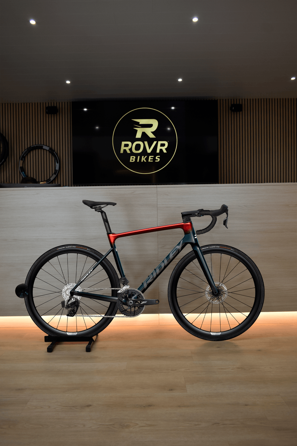 Ridley Falcn Black/White/Candy Red 6 at ROVR Bikes Dendermonde