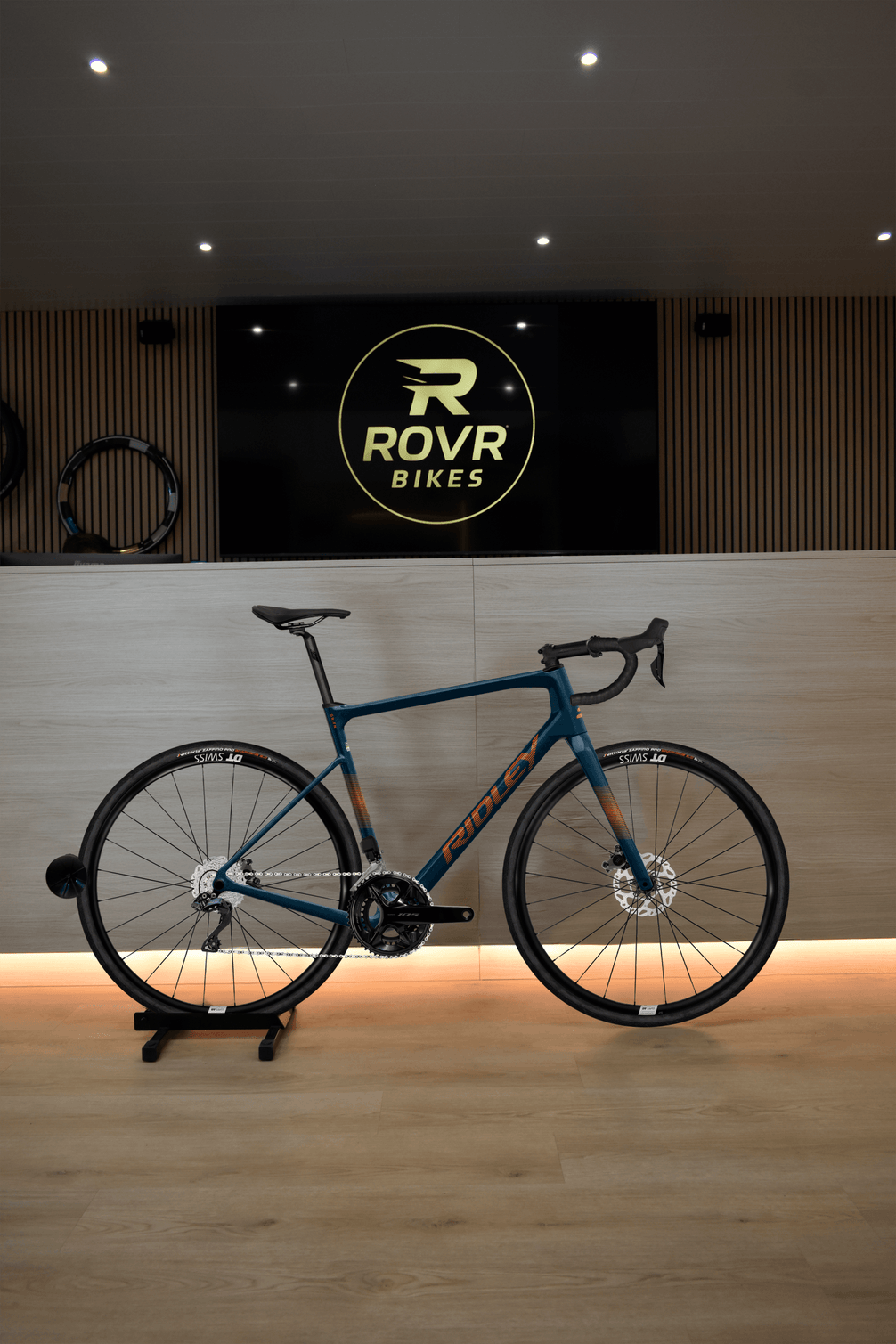 Ridley Grifn Dark Blue/Orange 2 bij ROVR Bikes Dendermonde
