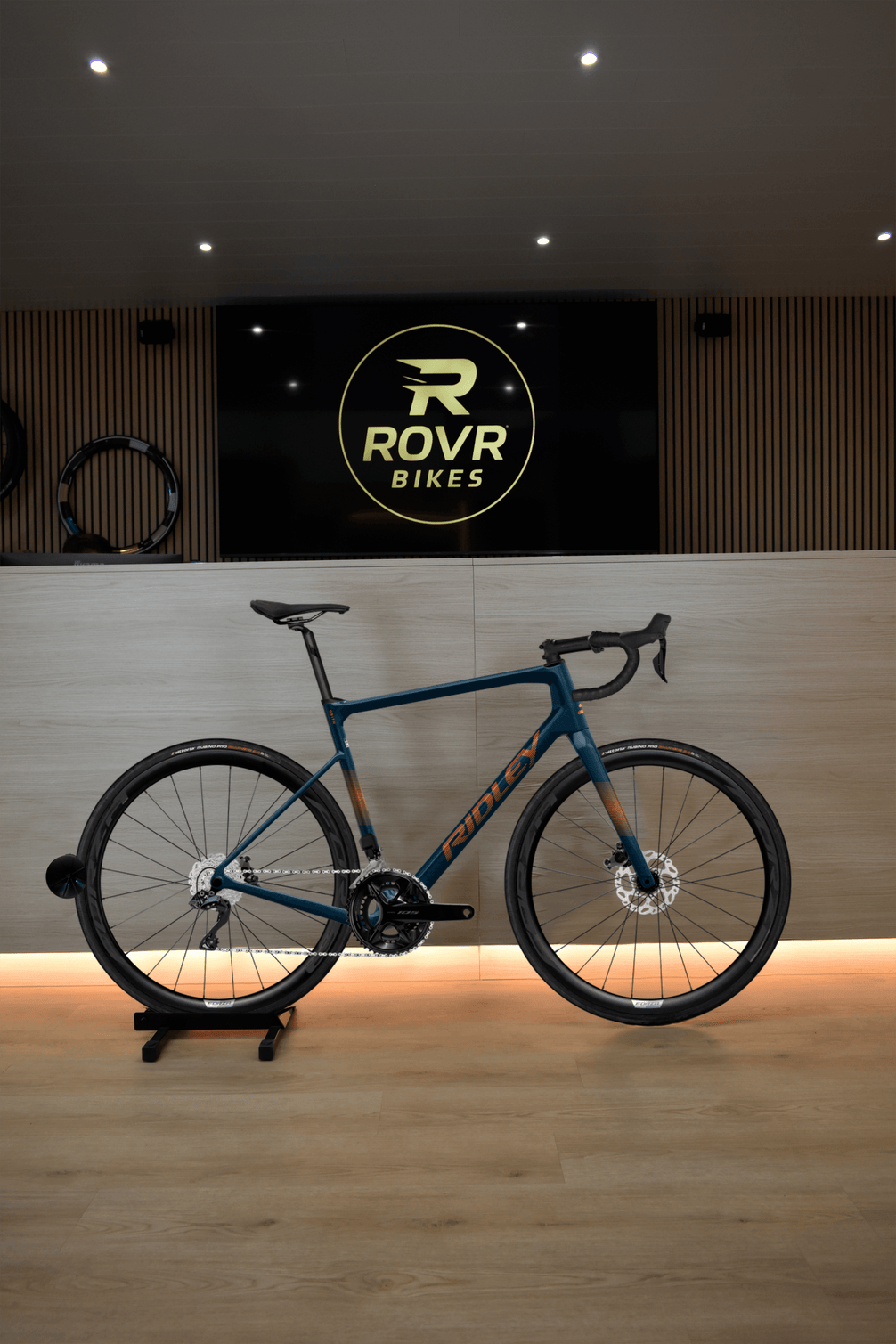 Ridley Grifn Dark Blue/Orange 3 bij ROVR Bikes Dendermonde