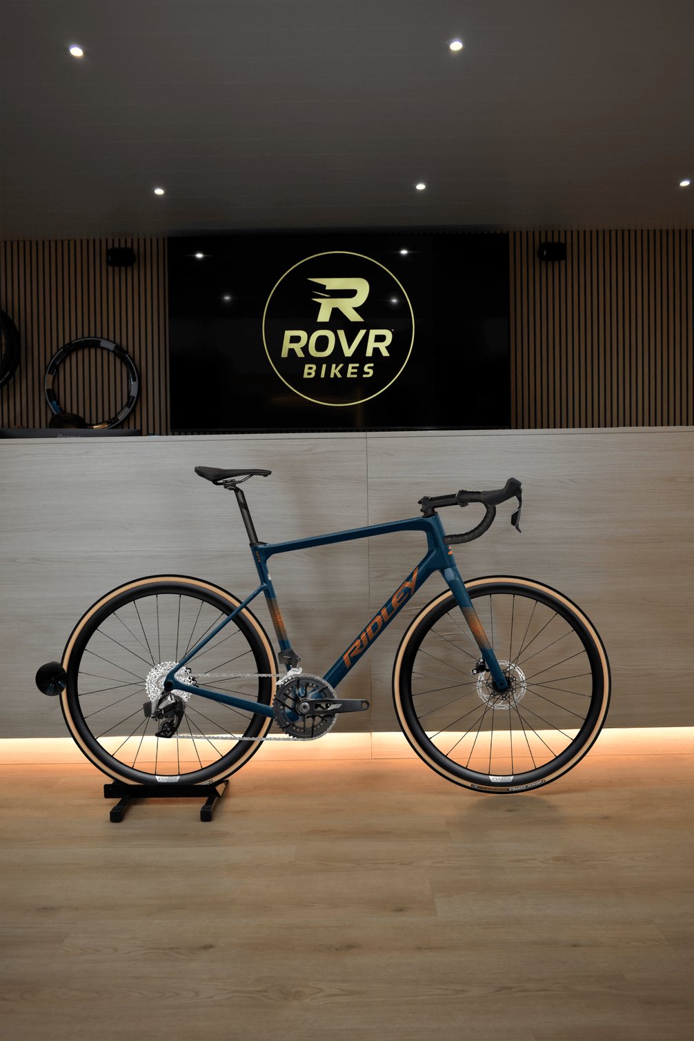 Ridley Grifn Dark Blue/Orange 4 bij ROVR Bikes Dendermonde