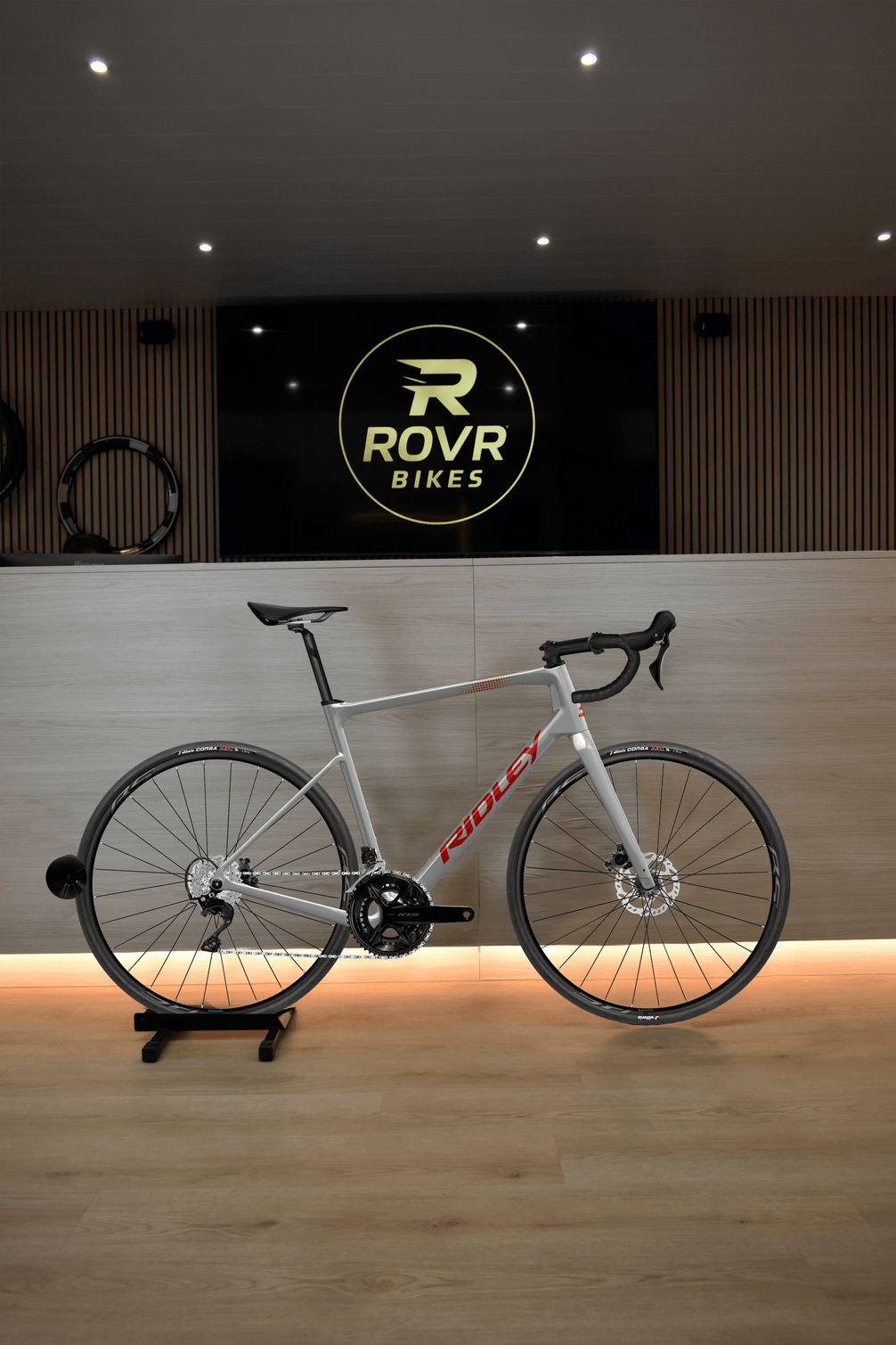 Ridley Grifn Battleship Grey/Candy Red bij ROVR Bikes Dendermonde