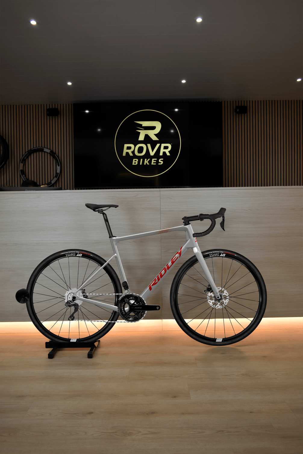 Ridley Grifn Battleship Grey/Candy Red 2 bij ROVR Bikes Dendermonde