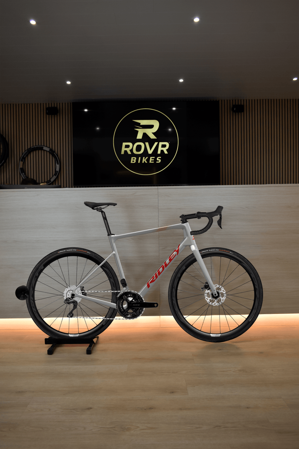 Ridley Grifn Battleship Grey/Candy Red 3 bij ROVR Bikes Dendermonde