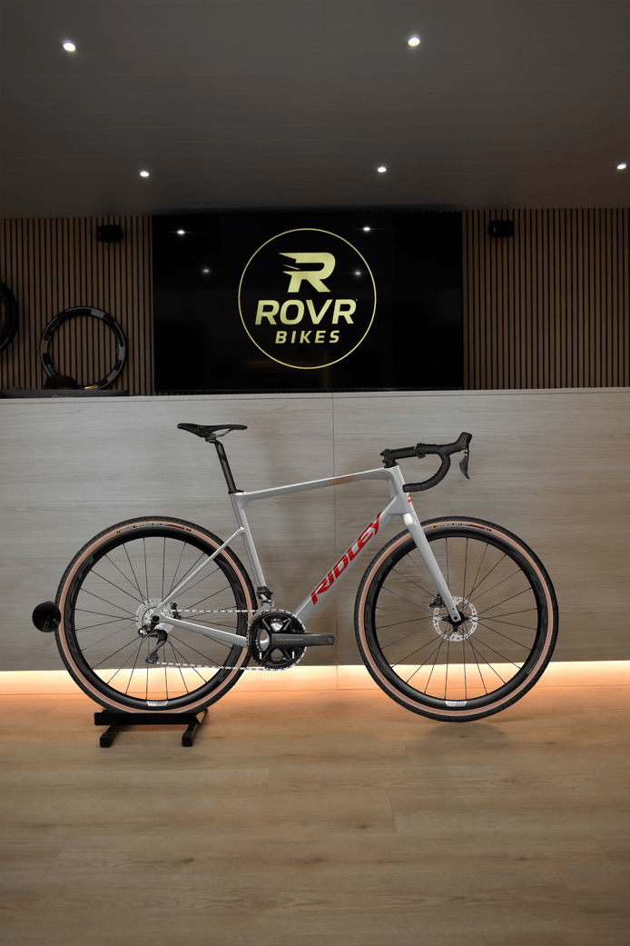 Ridley Grifn Battleship Grey/Candy Red 5 chez ROVR Bikes Dendermonde